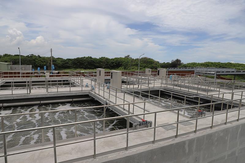 翁章梁視察布袋鹽管溝水質淨化場 預計11月試營運改善廢汙水問題
