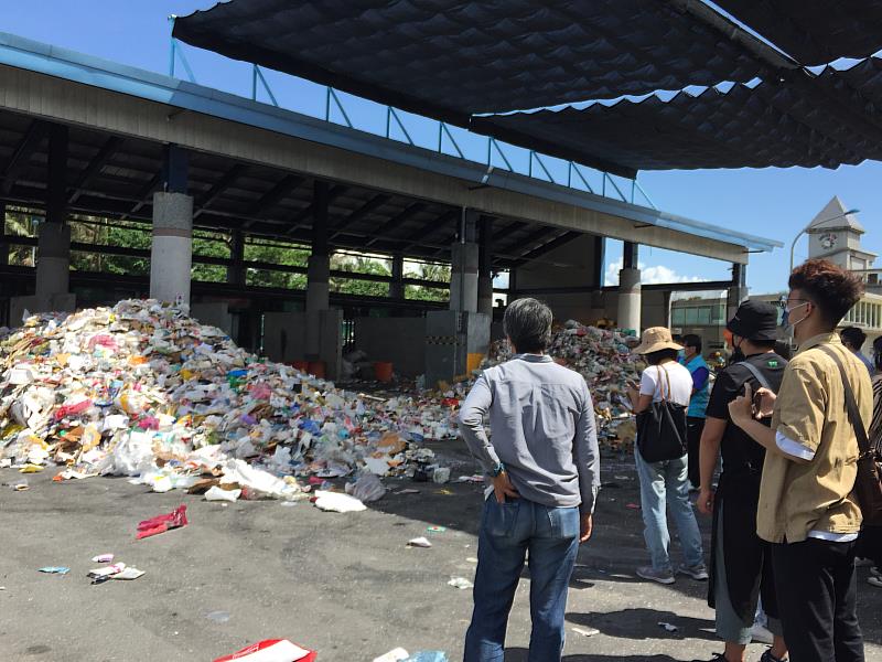社會學系環境社會學課程前往花蓮市清潔隊瞭解資源回收設施。