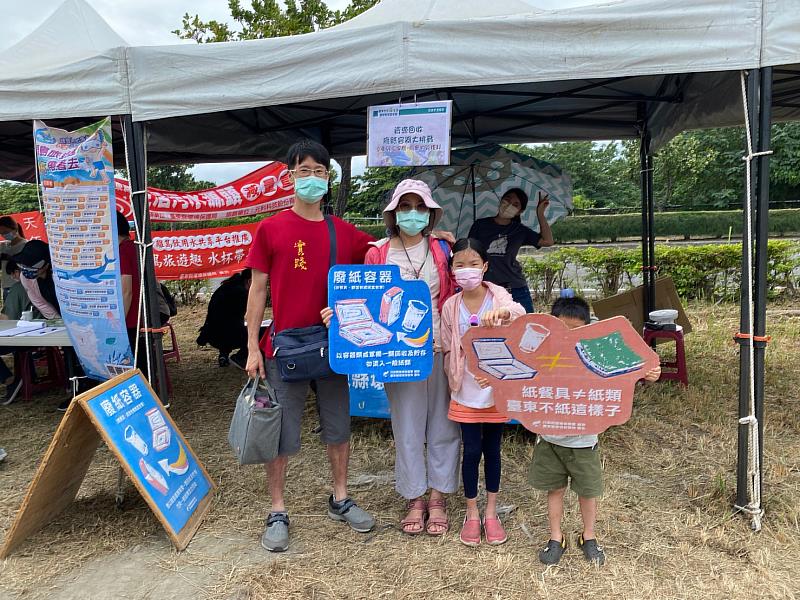 紙餐具清分疊 自備餐具更環保 臺東環保局21日結合東管處活動設攤宣導