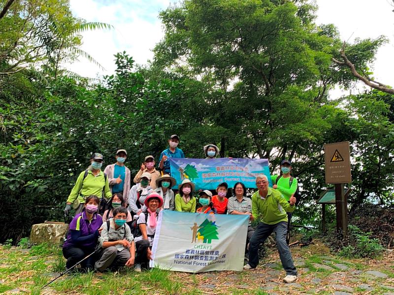 嘉義林管處國家森林志工17日齊心維護臺南市東山區崁頭山步道環境