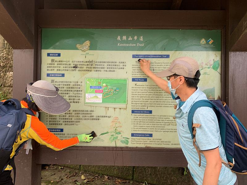 告示牌誌上灰塵、污漬由志工一一刷洗清除