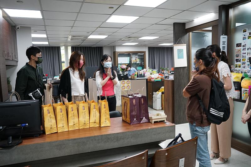 「吳寶春烘焙學院」贈送特色麵包予臺南市政府