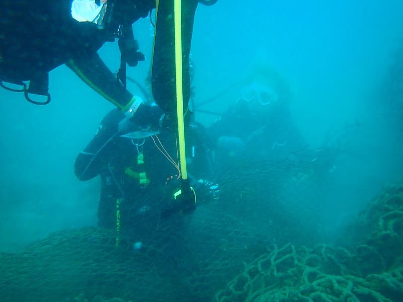 處理海洋廢棄物是一項極具挑戰的任務，也是最直接有助於海洋生態保育的事。清除覆網具有危險性，須具備潛水證照，有一定的門檻。圖為水域實作課程，學員分組練習網具割網、綁上浮力帶等清除作業。