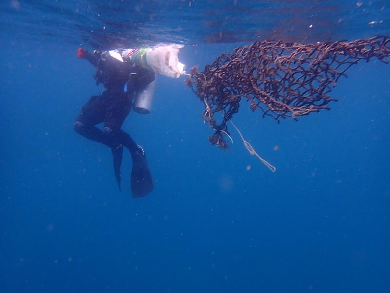 澎湖縣政府與國立高雄科技大學海洋事務研究中心107年開始攜手清除海底覆網，創全國先驅建立志工培訓制度與訓練課程。圖為水域實作課程，學員將割網後的網具收拾上岸。