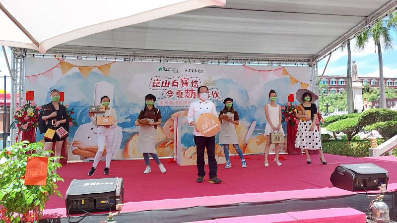 「吳寶春烘焙學院」實體門市開幕，吳寶春師傅參與活動走秀