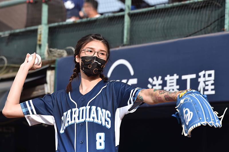 拳擊女神黃筱雯從拳擊場走進棒球場，獻出職棒開球初體驗，擔任「台灣大悍將中學」主題日開球嘉賓。