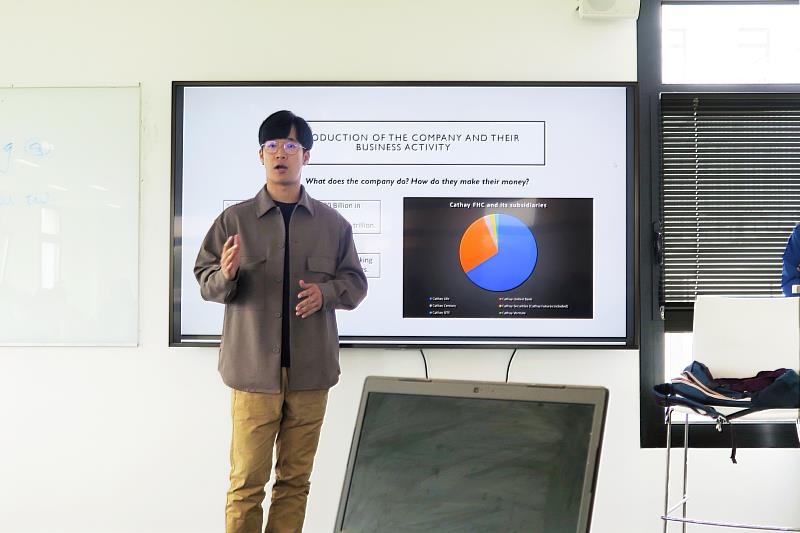 大學生涯最後一次報告，中金院學生以聯合國永續發展目標(SDGs) 為主題，探討各產業代表性企業SDGs的表現與成效。(中金院提供)