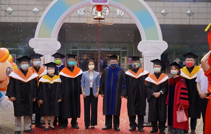 中華大學董事長李姸慧到場觀禮，給予1641位畢業生溫暖祝福。