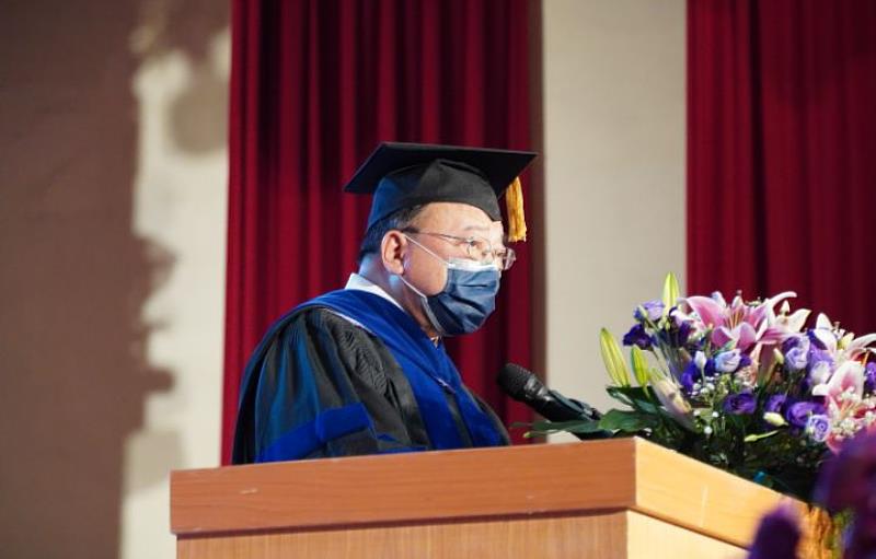 中華大學校長劉維琪以「掌握未來10年，做出人生決定」為題發表演說，勉勵畢業生不要當那位還站著的人。