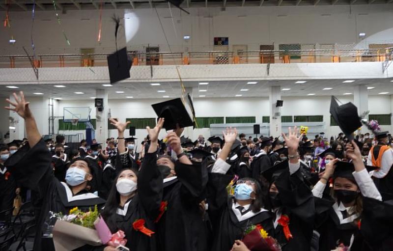 畢業典禮圓滿成功後，畢業生開心地丟學士帽慶祝。