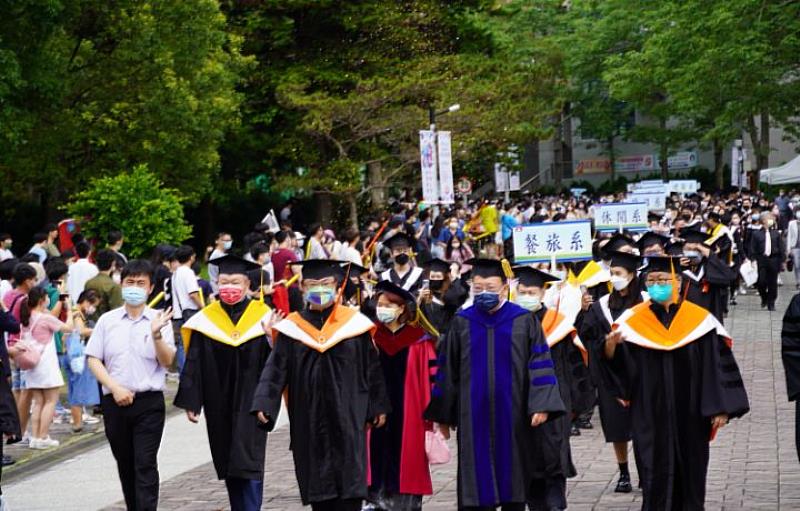 中華大學畢業生在學校師長帶領下，進行校園巡禮。