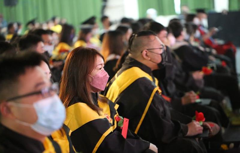陳建仁發表畢業演說時，畢業生專心聆聽進入職場前的第一堂課。