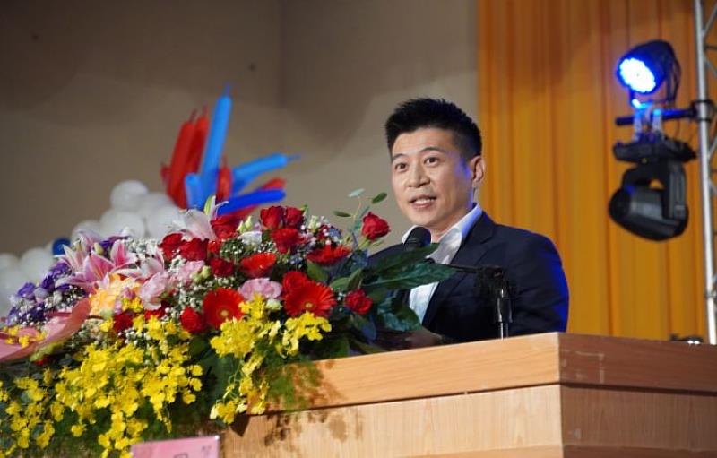 巴哈姆特網站副執行長陳建仁，是中華大學資工系的傑出校友，日前回母校畢業典禮發表演說，分享創業經驗。
