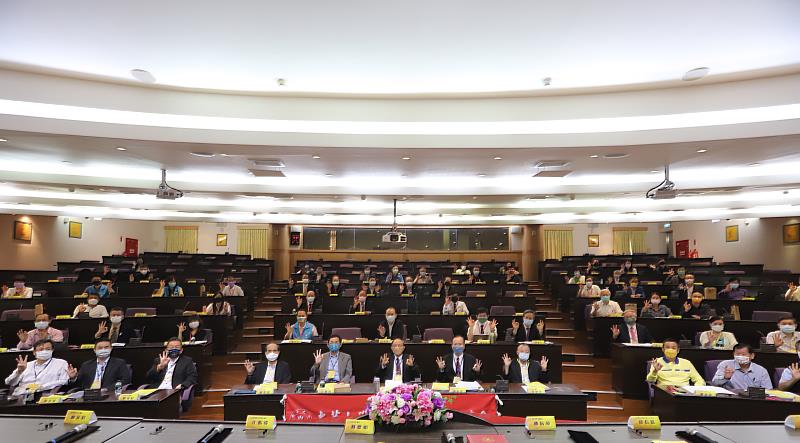 南華大學舉辦「區域產學聯盟交流會」，攜手產官學推動「ESG與永續發展」，與會人員大合照。