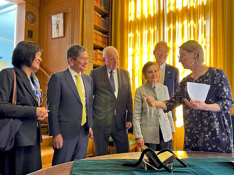 法蘭西學院人文政治科學院終身秘書皮特（Jean-Robert Pitte，左3）及院士巴斯蒂布吉燁（Marianne Bastid-Bruguière，右3）特別帶著文化部長李永得（左2）欣賞鮮少公開的17世紀荷蘭羊皮紙航海地圖（含17世紀的臺灣地圖）、17世紀荷蘭時期臺灣原住民和漢人販賣土地契約、18世紀法國人虛構的臺灣遊記等。