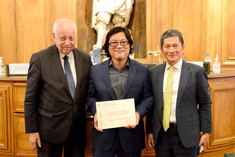 臺法文化獎得獎人吳坤墉（中）、法蘭西學院人文政治科學院終身秘書皮特（Jean-Robert Pitte，左）及文化部長李永得合影