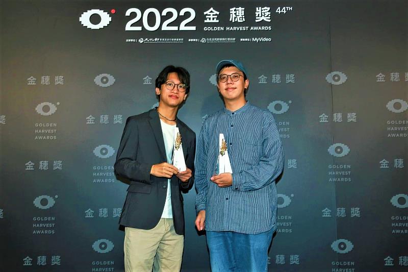 朝陽科大傳播藝術系學生陳浩維(左)及王韋喬(右)以〈腸躁男孩〉榮獲金穗獎評審團特別獎。