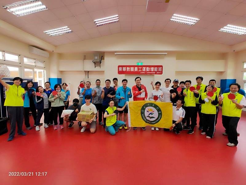 趙涵捷校長特贈練習球與運動飲料供桌球班學員使用。