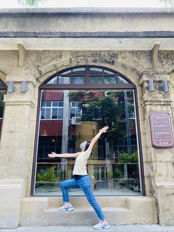 淡水古蹟博物館在國際瑜珈日推出《淡古瑜珈八式》創意影片，讓大家做瑜珈還能認識古蹟，其中，用「英雄式」展現得忌利士洋行的窗戶設計。