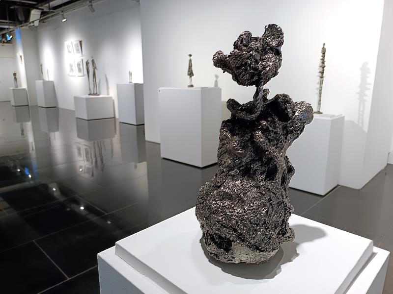 《生命是一段感知的旅程-蒲宜君雕塑繪畫展》蒲宜君∣玫瑰系列之1-永恆∣2014∣不鏽鋼∣14x14x30cm