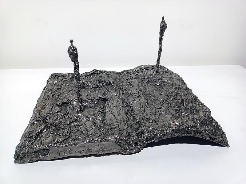 《生命是一段感知的旅程-蒲宜君雕塑繪畫展》蒲宜君∣書中風景∣2014∣不鏽鋼∣31x21x16.5cm