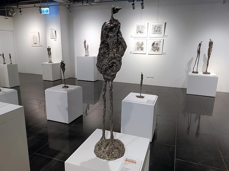 《生命是一段感知的旅程-蒲宜君雕塑繪畫展》蒲宜君∣旅人系列之1∣2009∣不鏽鋼∣84x20x20cm