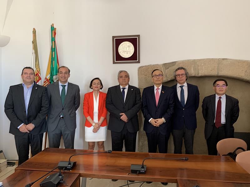 2.	劉大使拜會Extremadura大學與校長Antonio Hidalgo García(左四)及Cácers省國會參議員Carlos  Floriano(右二)等合影