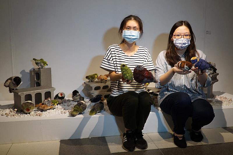 大葉大學造藝系劉沛沛(右)、廖婉靜(左)的「會議進行中」，呼籲大家重視環境問題