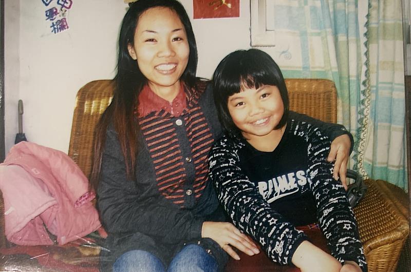 《花妮》導演柳念煙小時候與母親溫美茵(右)的珍貴合照