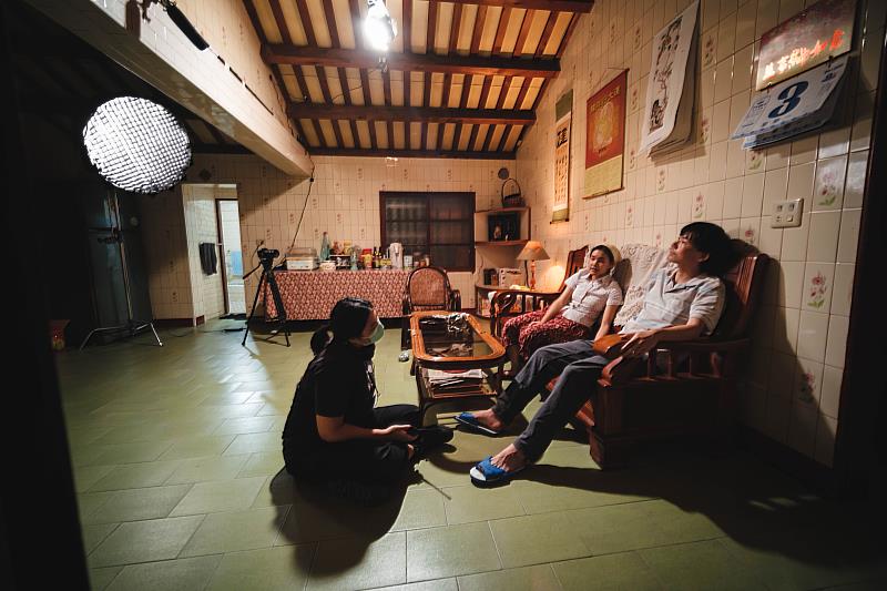 柳念煙(左)片場指導家暴戲時，坐下來與演員范安妮、黃稚嘉溝通情緒表現並描述事發過程