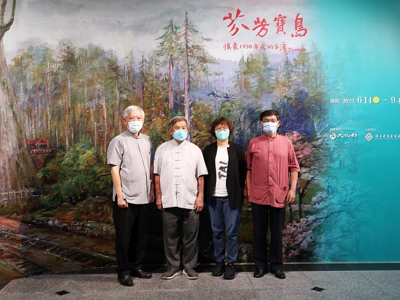 (左至右)_國美館梁永斐館長_林智信老師_台南美學館黃瓊瑩館長_林俊賢藝術家合影