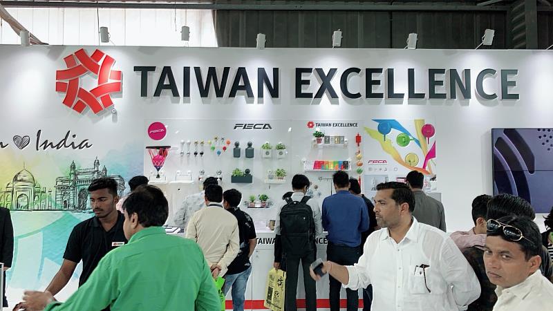 鐵碳企業推出美學與功能兼俱的吸盤式掛勾及收納生活用品，多次贏得台灣精品獎。