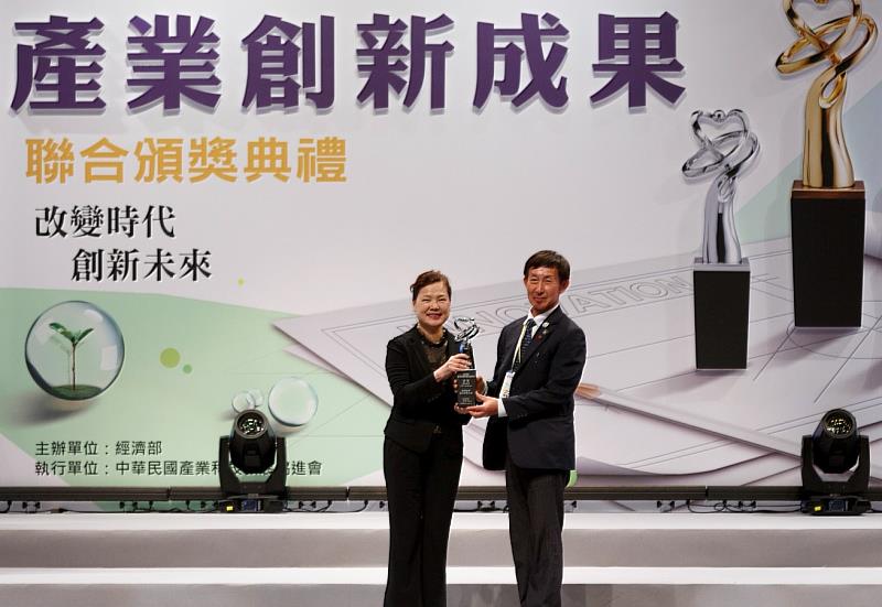 鐵碳企業榮獲第六屆經濟部國家產業創新獎，由創辦人暨董事長陳隆志(右)代表接受經濟部長王美花(左)頒獎表揚。