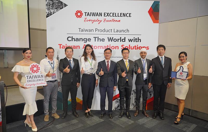 1.駐泰國辦事處經濟組倪克浩主任(居中)於台灣精品發表會與各企業講師合影。