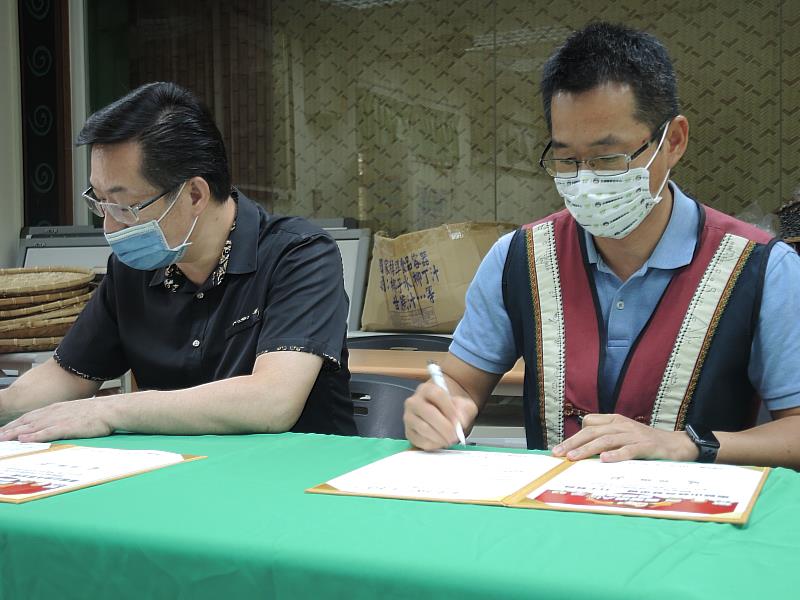 力宇教育機構總經理朱大文（左）、桃源國中校長陳世明簽署合作備忘錄。（圖由靈鷲山佛教教團提供）