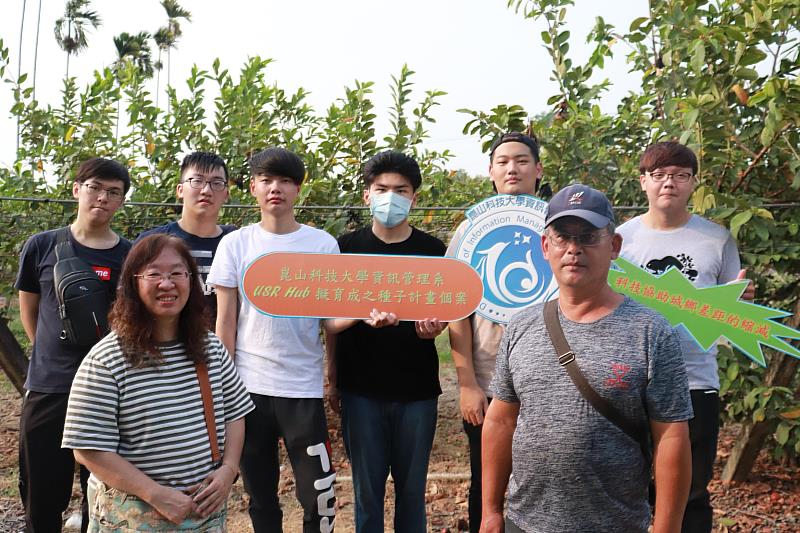 許蕙纓老師(前排左1)帶領資管系同學前往臺南楠西拜訪小農世永生活科技