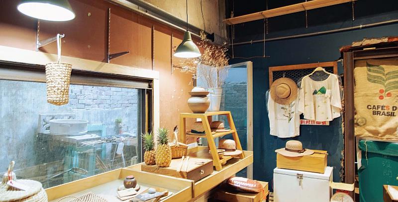 新村小商號的內部，陳列著多種藤編、竹編的製品，為空間帶來一絲溫暖。