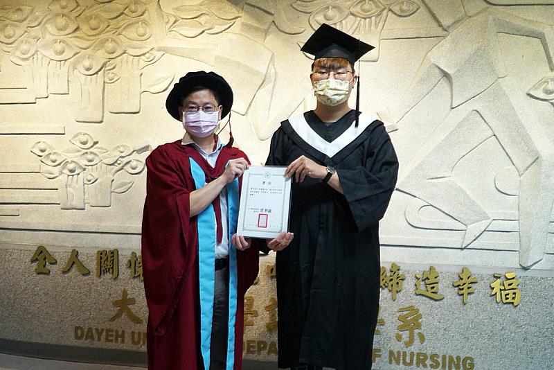 大葉大學護理系楊政議主任(左)頒發台灣護理學會獎狀給鄭乃榮同學(右)