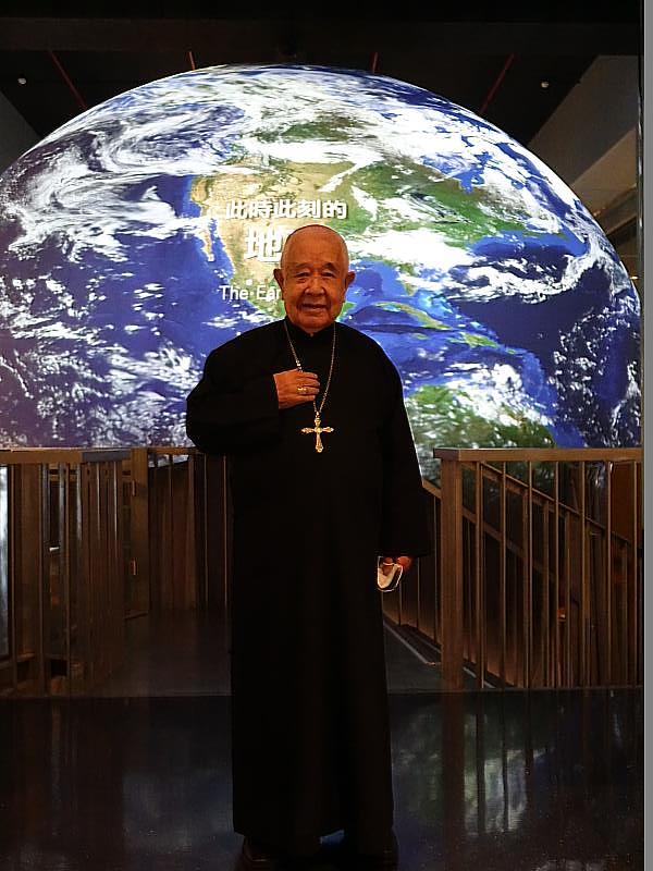 圖說5. 榮休總主教狄剛也參觀了華嚴世界及生命之旅廳，對華嚴世界結合科技與環保理念的「靈性生態館」盛讚不已。（世界宗教博物館）