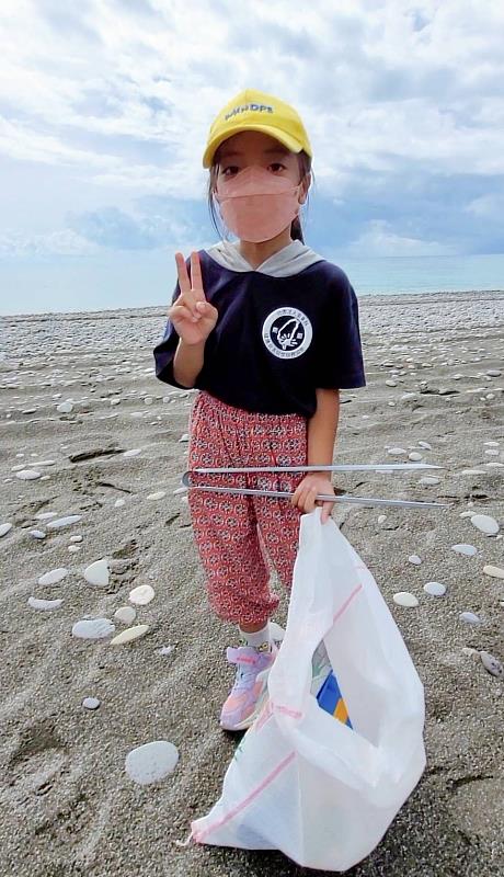 臺東「就是愛你」淨灘 清出250公斤海廢 大小朋友快樂拿520枚金幣又守護環境