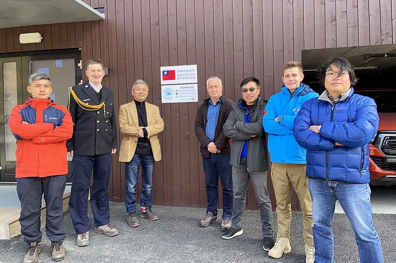 國立中央大學、國家海洋研究院與波蘭哥白尼大學共同合作的第一座臺灣極地研究站於6月25日於北極的冷岸群島正式揭牌成立。