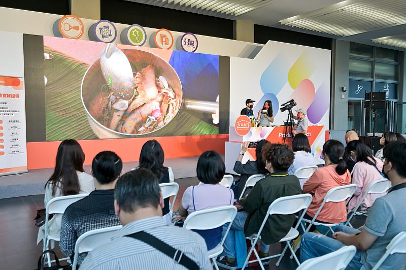 4. 台北國際食品系列展首度與米其林餐盤獲獎餐廳跨界合作，主廚料理秀吸引參觀者到場聆聽。