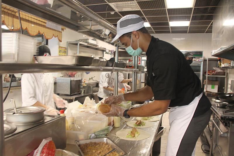 義守大學提供「實習餐廳」為教學場域，藉課程培養學子實作能力，成就未來職場上的即戰力(照片來源：義守大學提供)。