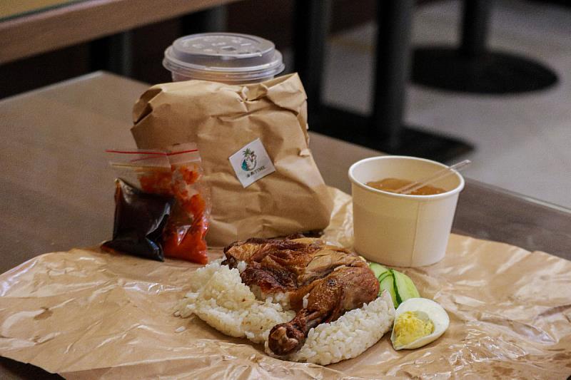 廚藝系來自馬來西亞的學生，推出家鄉的海南雞飯，讓師生不用出國，在校園就能吃到最道地的馬來西亞美食(照片來源：義守大學提供)。