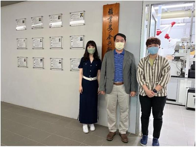 鄭婕安同學(左一)與指導教授張大元及實驗室成員慶廷君同學於職安系前合影。