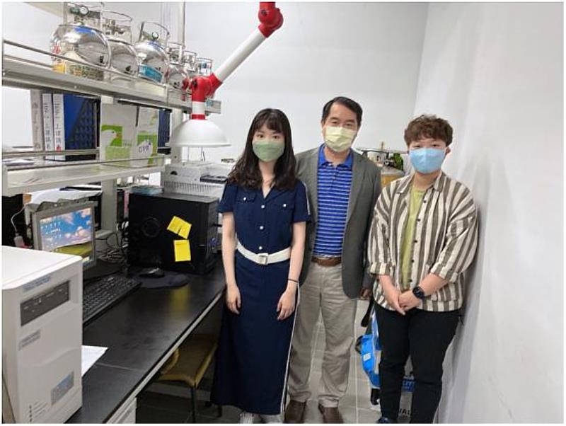 鄭婕安同學(左一)與指導教授張大元及實驗室成員慶廷君同學於實驗室內合影。