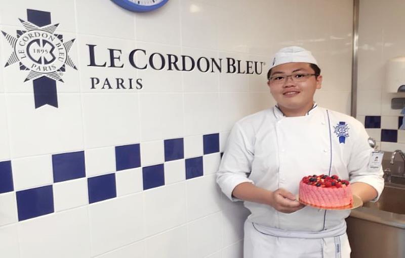 中華大學餐旅管理學系畢業校友劉家豪，大四時下定決心要去法國巴黎藍帶廚藝學院學習，畢業後學了2年法文才如願。