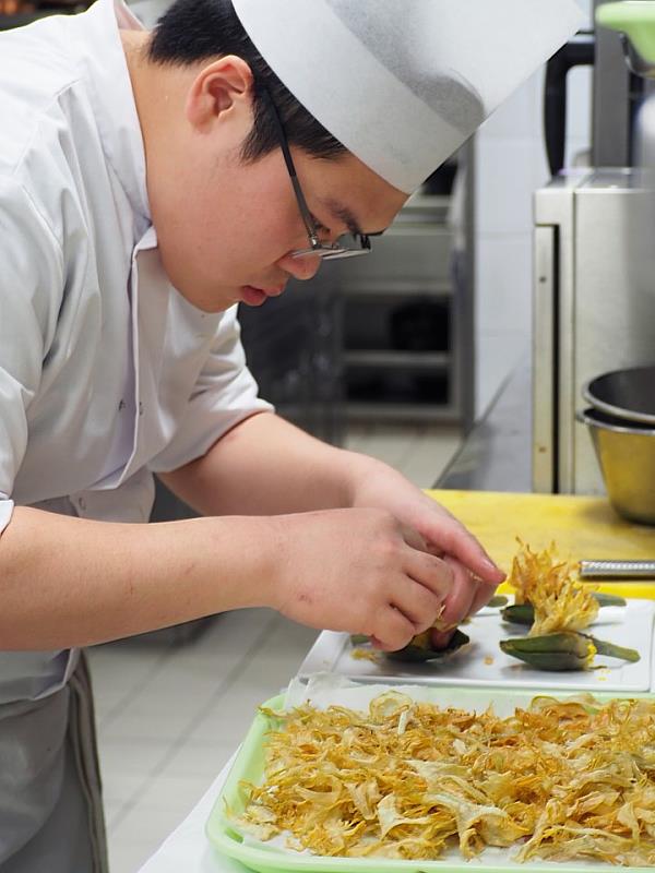 劉家豪從巴黎藍帶廚藝學院結業後，就到法國米其林餐廳實習，一路從實習生、助理廚師、領班，做到現在已是副主廚。