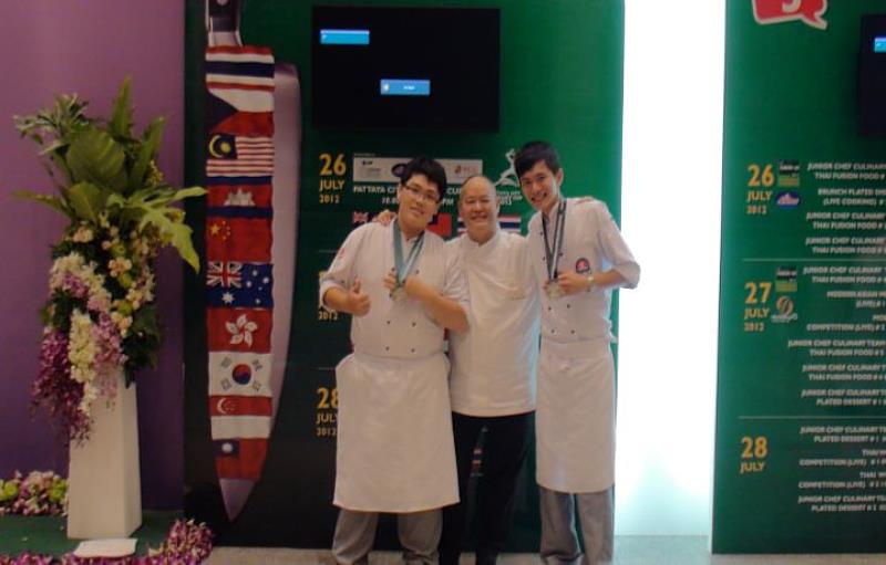 劉家豪（左1）大二升大三的暑假，去泰國芭達雅參加廚藝比賽，獲得銀牌最高分，從此打開他的國際視野。