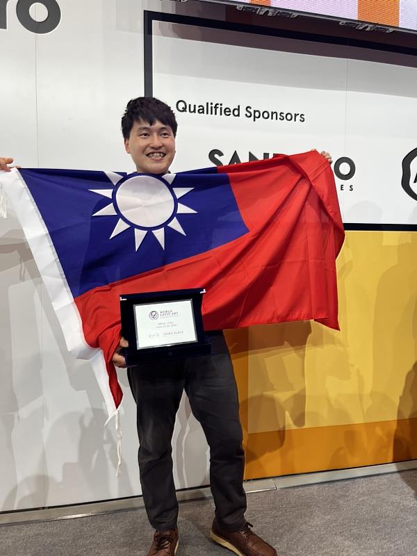 臺灣選手林紹興榮獲世界咖啡拉花季軍，開心披上國旗，為國爭光。